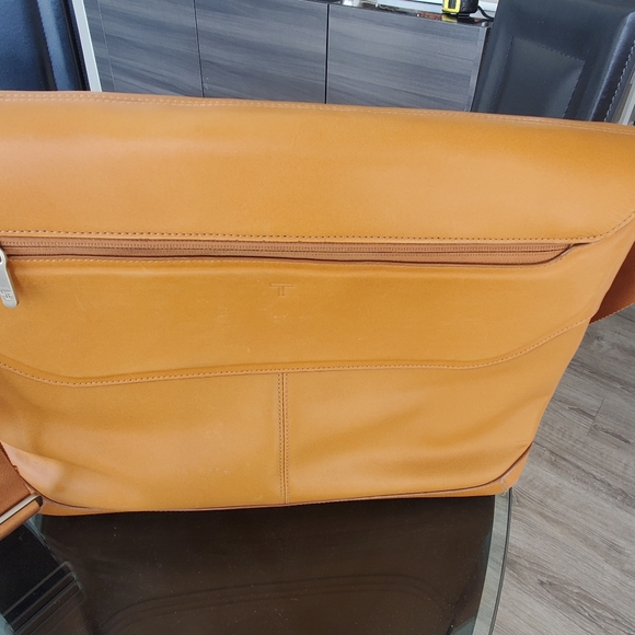 Tumi over the shoulder business case - Picture 4 of 6